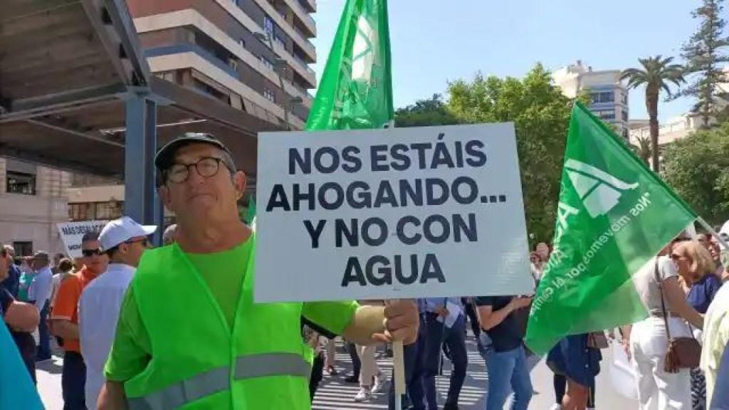 Un manifestante en el acto contra los recortes del trasvase Tajo-Segura en Alicante.