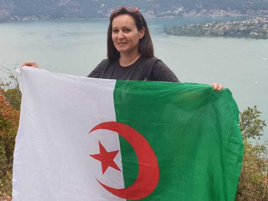 Assia Guechoud, activista del movimiento Hirak exiliada en Francia.