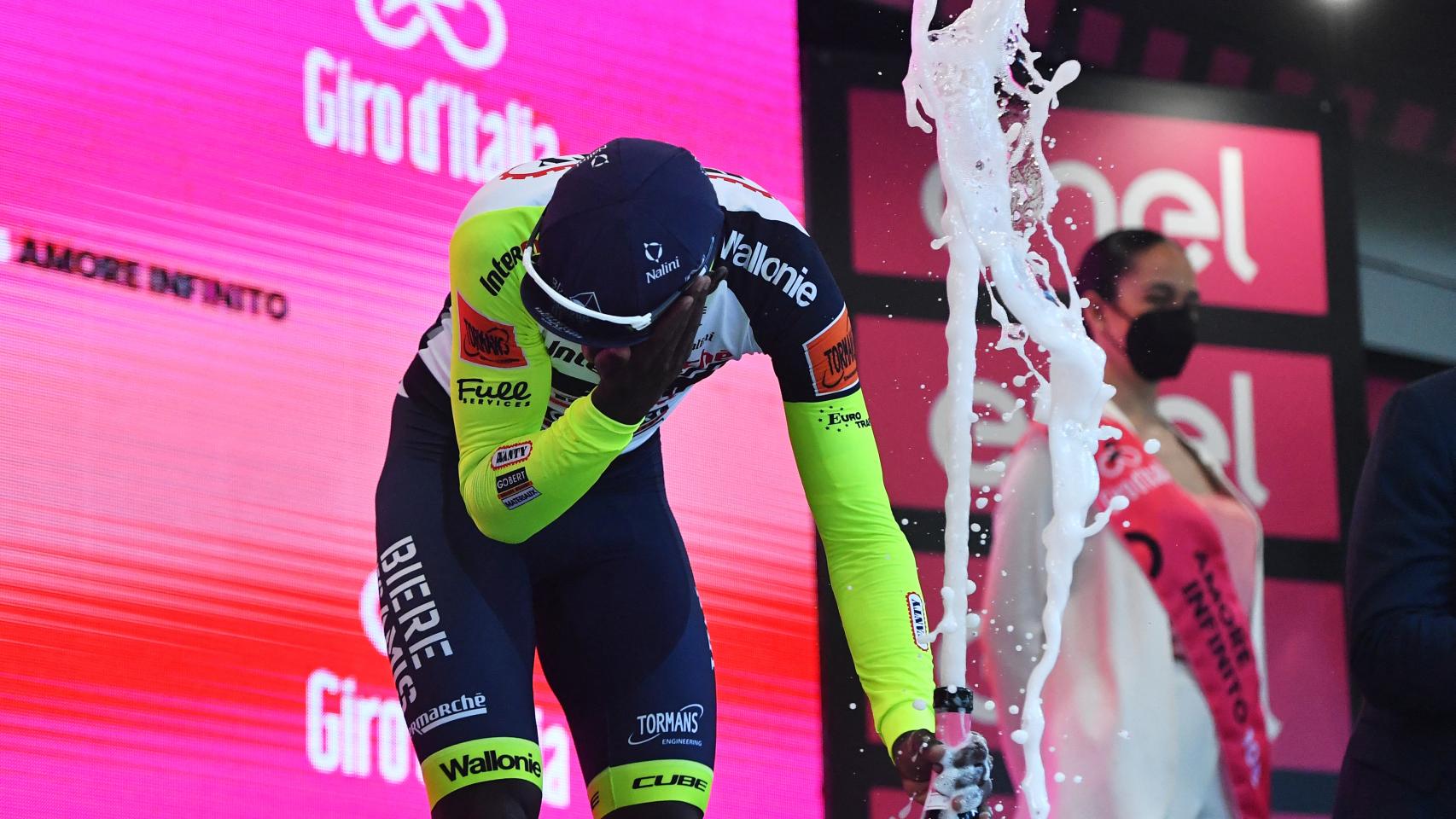 Biniam Girmay se duele de su ojo.