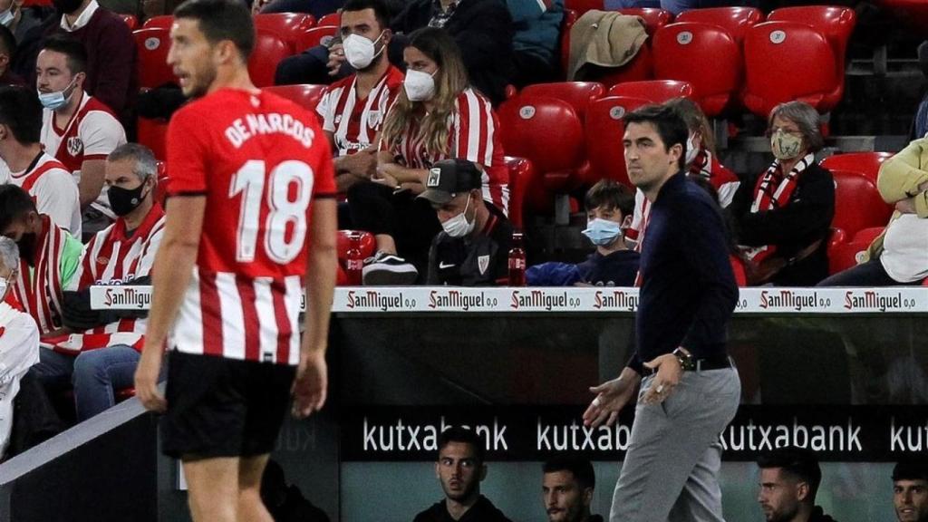 Andoni Iraola, dirigiendo al Rayo contra el Athletic