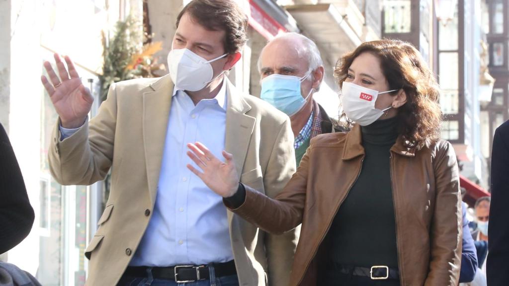 El presidente de la Junta, Alfonso F. Mañueco, junto a Isabel Díaz Ayuso, presidenta de la Comunidad de Madrid, el pasado mes de febrero