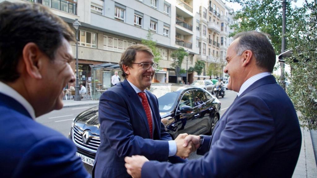 El presidente de la Junta, Alfonso F. Mañueco, junto al predidente de ATA, Domiciano Curiel, en un encuentro en 2019