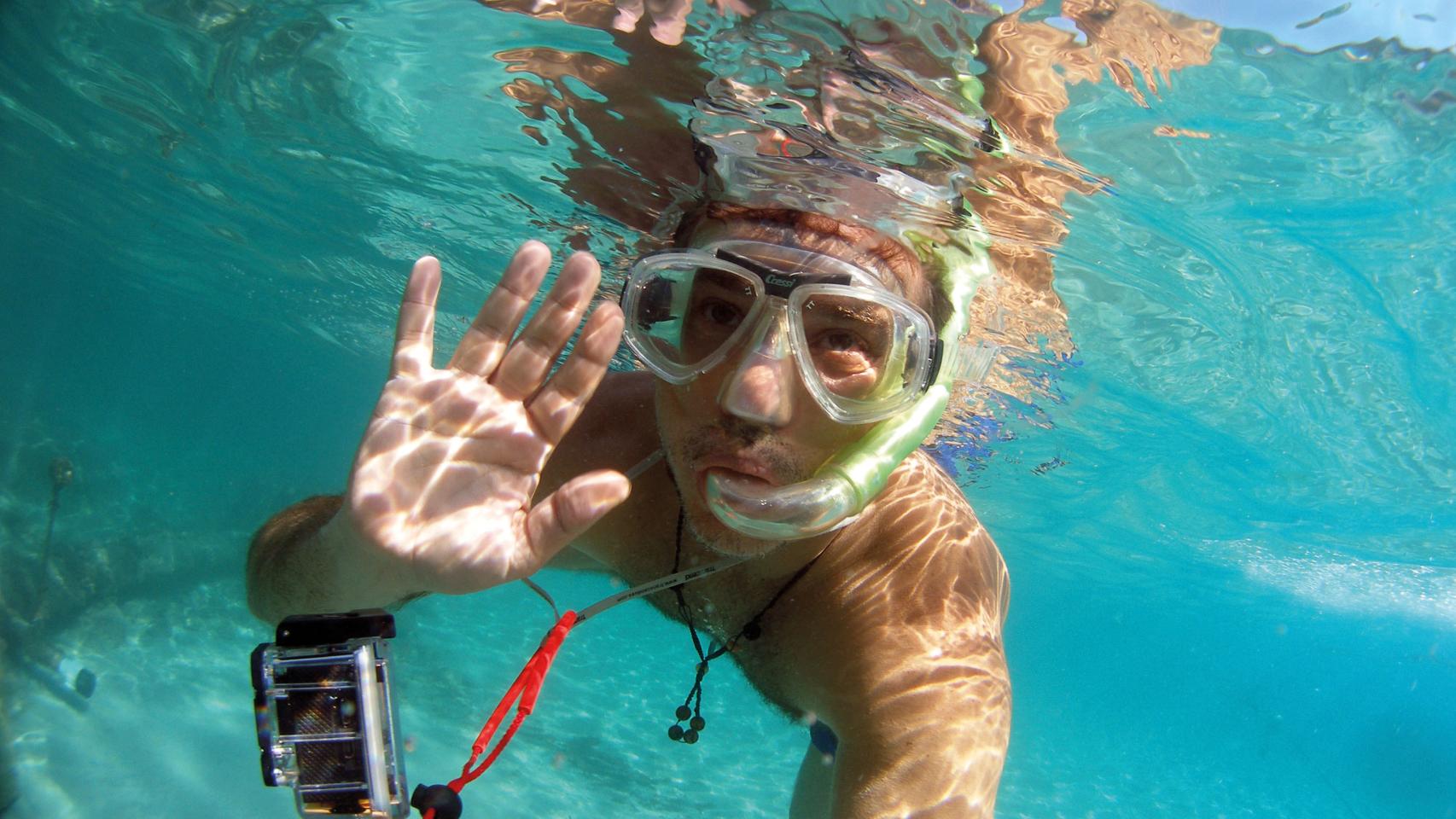 Un bañista se divierte haciendo snorkel en una playa de Alicante.