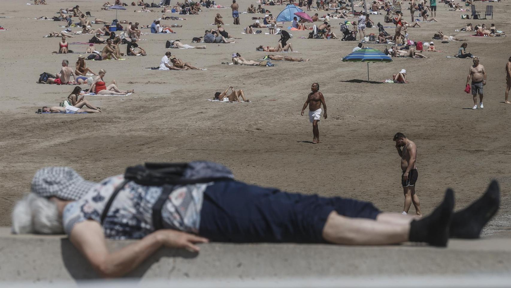 Playa valenciana llena de gente, el miércoles de la semana pasada.
