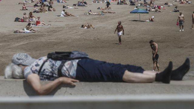 Playa valenciana llena de gente, el miércoles de la semana pasada.