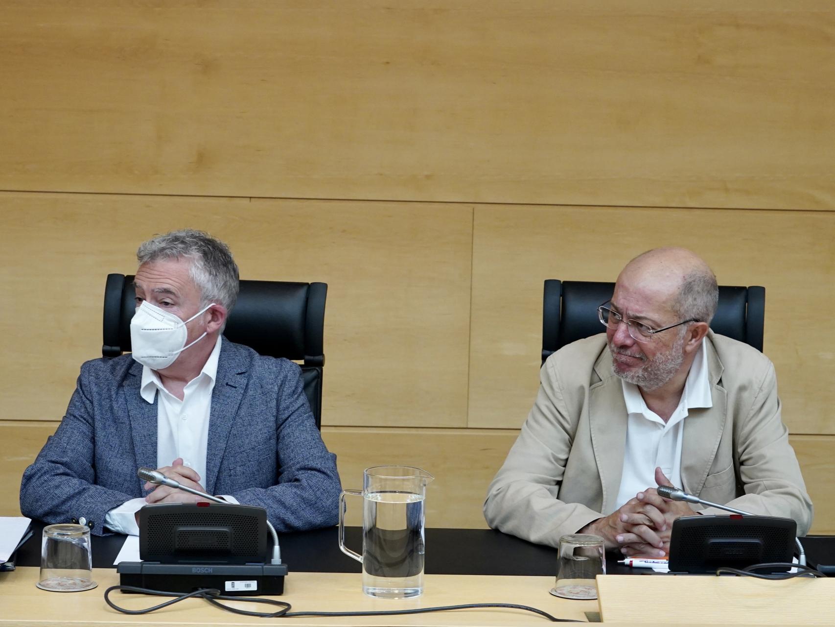 Los procuradores de Soria Ya y Ciudadanos, Ángel Ceña y Francisco Igea, durante la comparecencia del consejero de Industria, este martes en las Cortes.