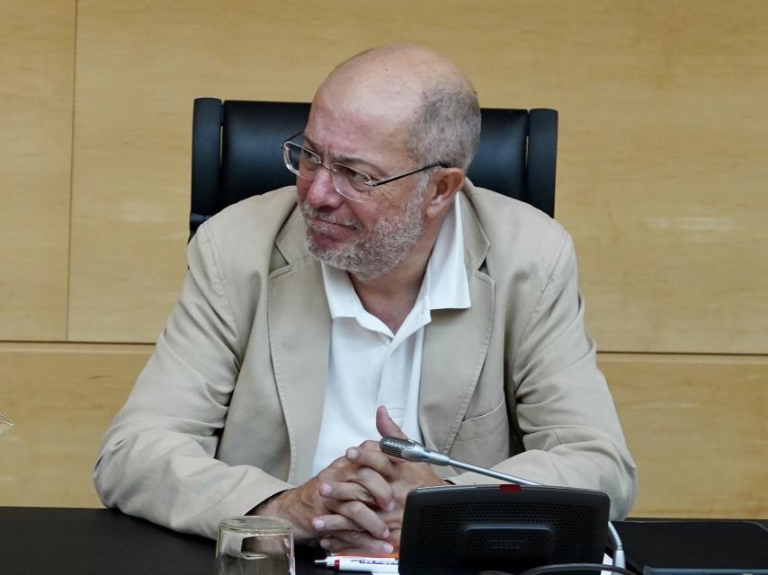 Los procuradores de Soria Ya y Ciudadanos, Ángel Ceña y Francisco Igea, durante la comparecencia del consejero de Industria, este martes en las Cortes.