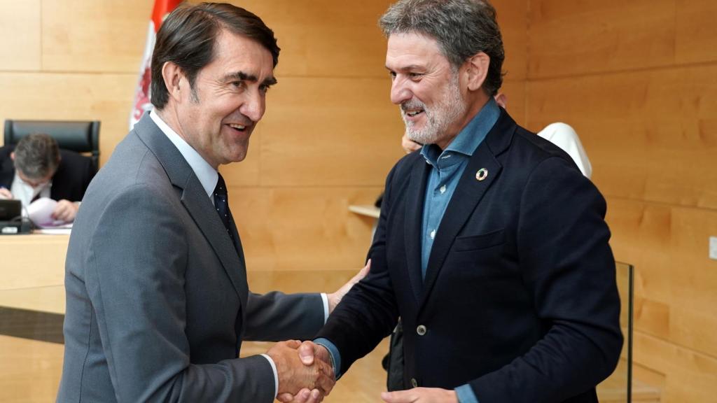 El consejero de Medio Ambiente, Vivienda y Ordenación del Territorio, Juan Carlos Suárez-Quiñones, con  el procurador socialista José Luis Vázquez, conversando antes de su comparecencia en las Cortes