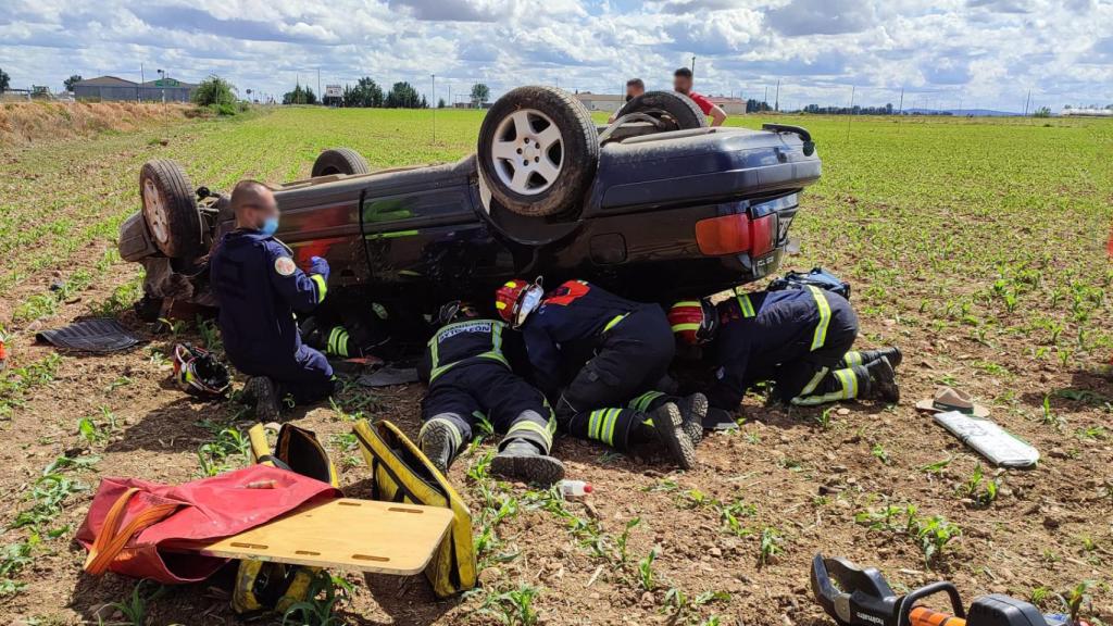 Dos personas resultan heridas tras volcar un turismo en San Pedro Bercianos