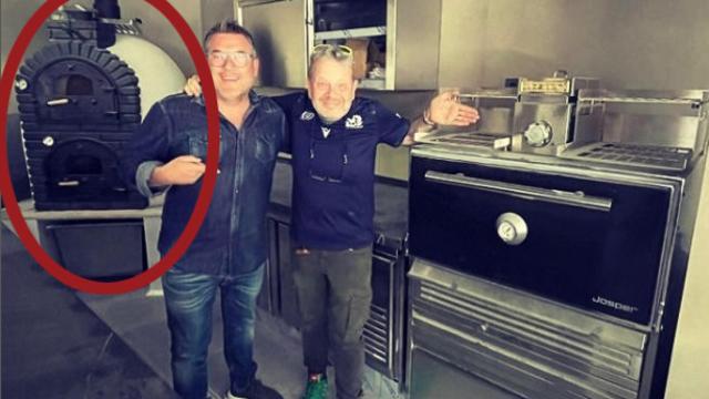 Alberto Chicote, junto al horno de Pereruela