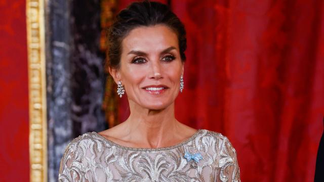 La reina Letizia en el Palacio Real minutos antes de comenzar la cena de gala en honor al emir de Qatar y su esposa.