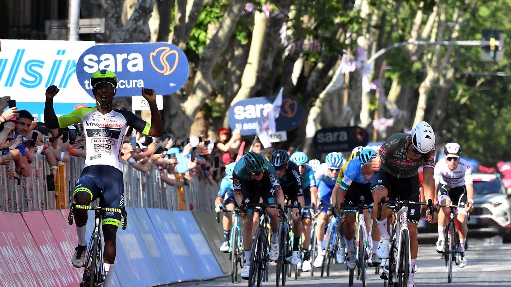 Biniam Girmay recibe la felicitación de Mathieu Van der Poel.