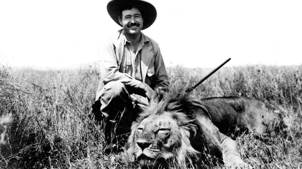 Ernest Hemingway, cazando un león durante un safari en 1934. / Biblioteca John F. Kennedy