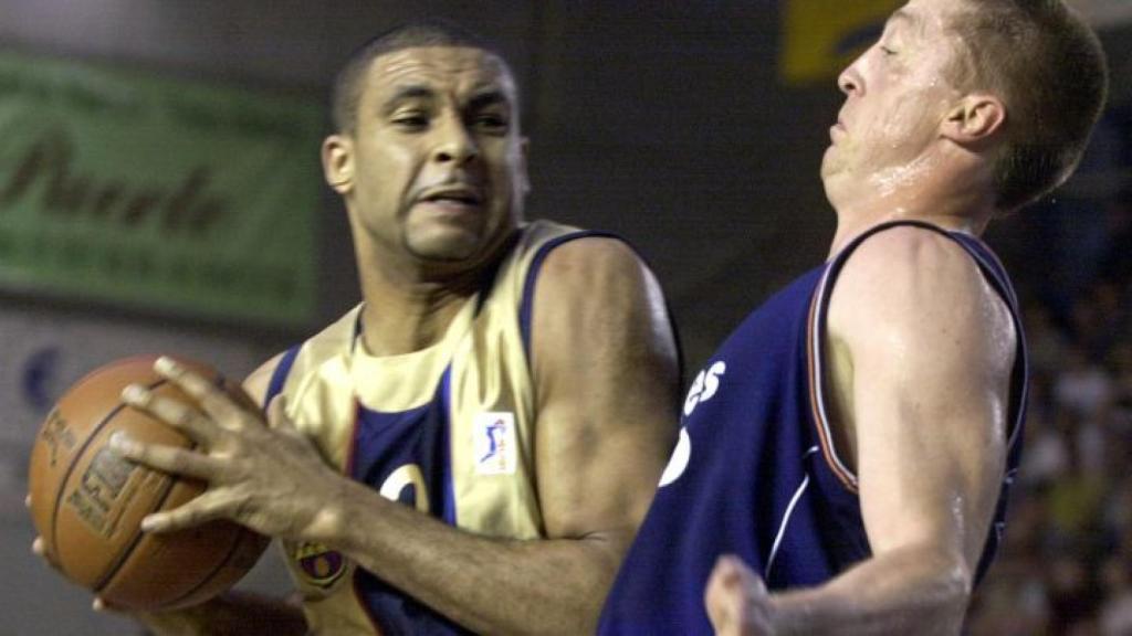 Ademola Okulaja, en su etapa con el Barcelona de Baloncesto