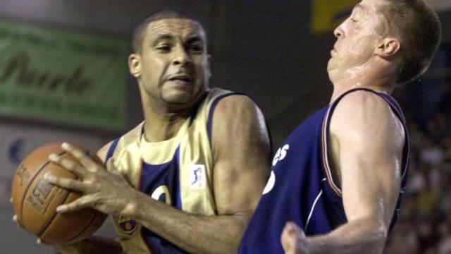 Ademola Okulaja, en su etapa con el Barcelona de Baloncesto