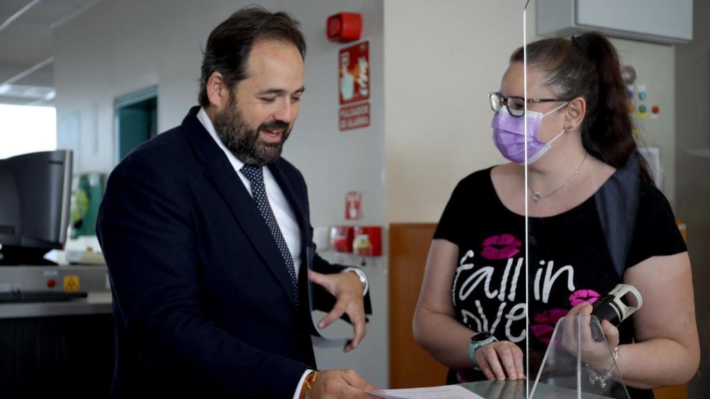El presidente del PP, Paco Núñez, registra su petición de debate televisivo.