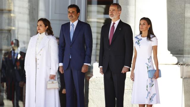 Los Reyes reciben con honores militares al emir de Qatar,  Tamim bin Hamad Al Zani, en el Palacio Real.
