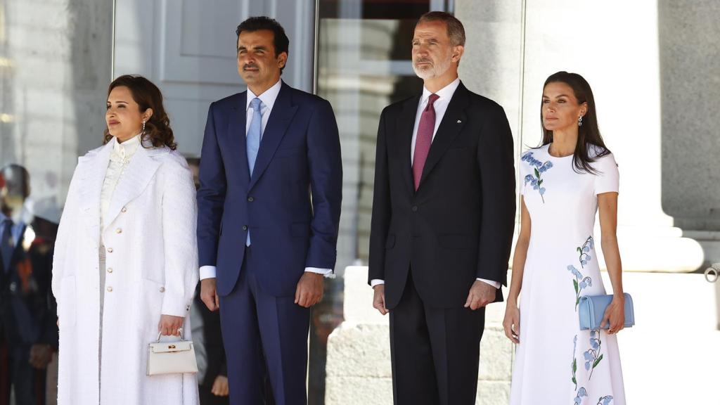 Los Reyes reciben con honores militares al emir de Qatar,  Tamim bin Hamad Al Zani, en el Palacio Real.
