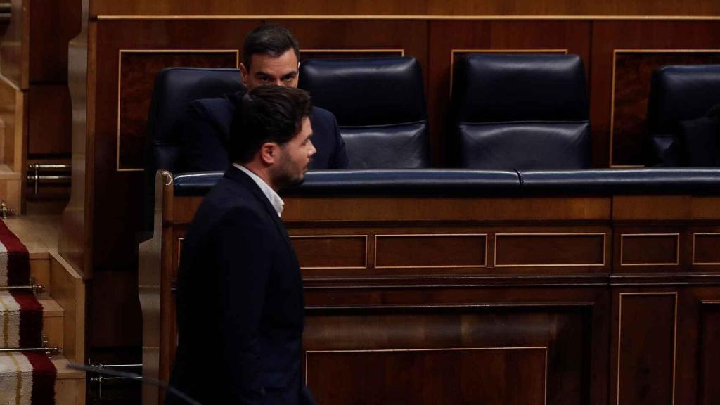 Rufián pasa ante el escaño de Sánchez después de intervenir en la tribuna del Congreso.