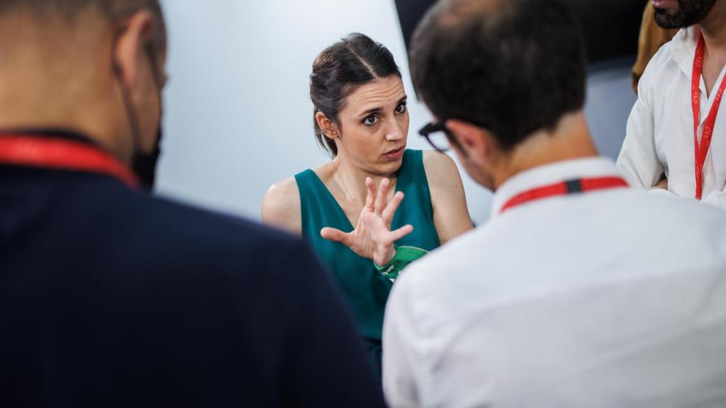 Irene Montero, ministra de Igualdad,  tras el Consejo de Ministros de este martes, atendiendo a la prensa.