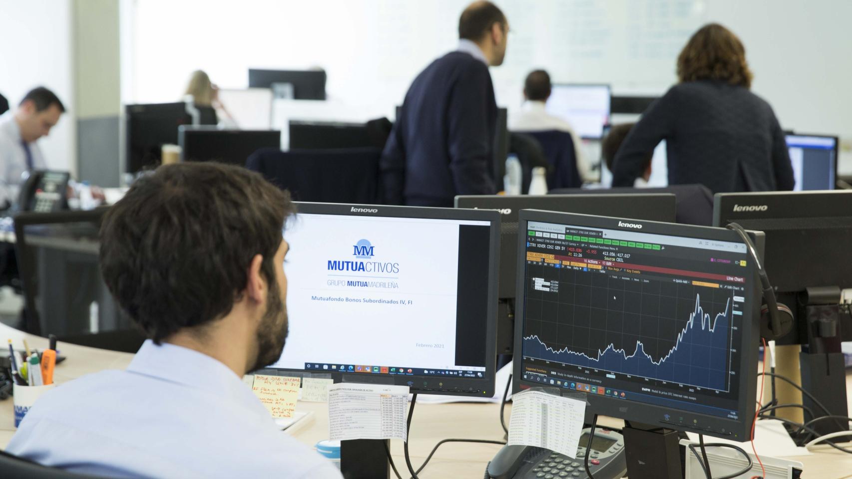 Un gestor de Mutuactivos durante su jornada de trabajo.