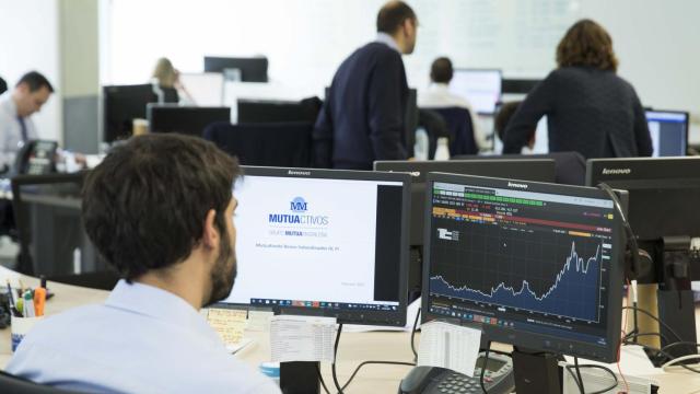 Un gestor de Mutuactivos durante su jornada de trabajo.