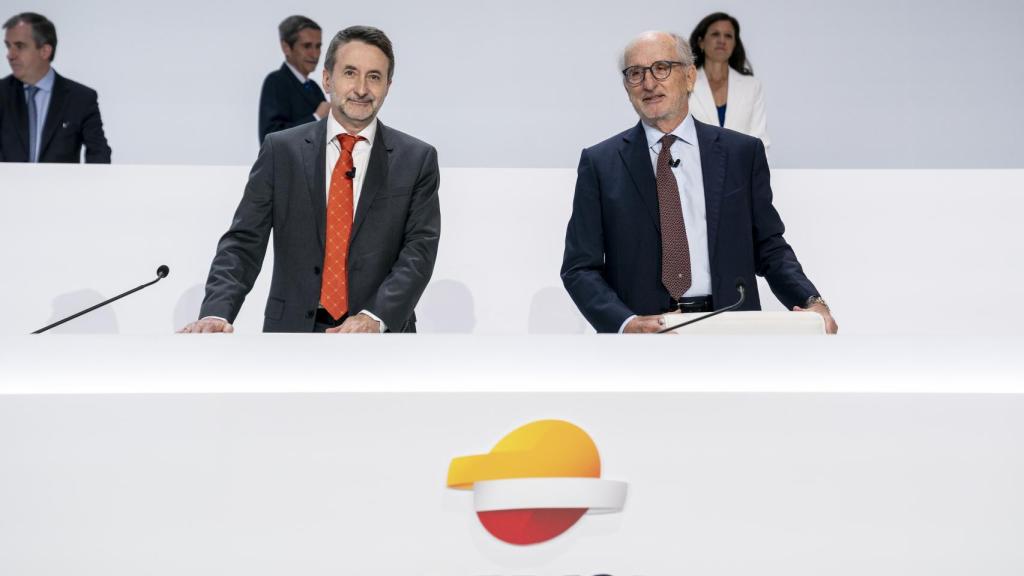 El consejero delegado de Repsol, Josu Jon Imaz (i), y el presidente de Repsol, Antonio Brufau (d), durante la Junta General de Accionistas de Repsol