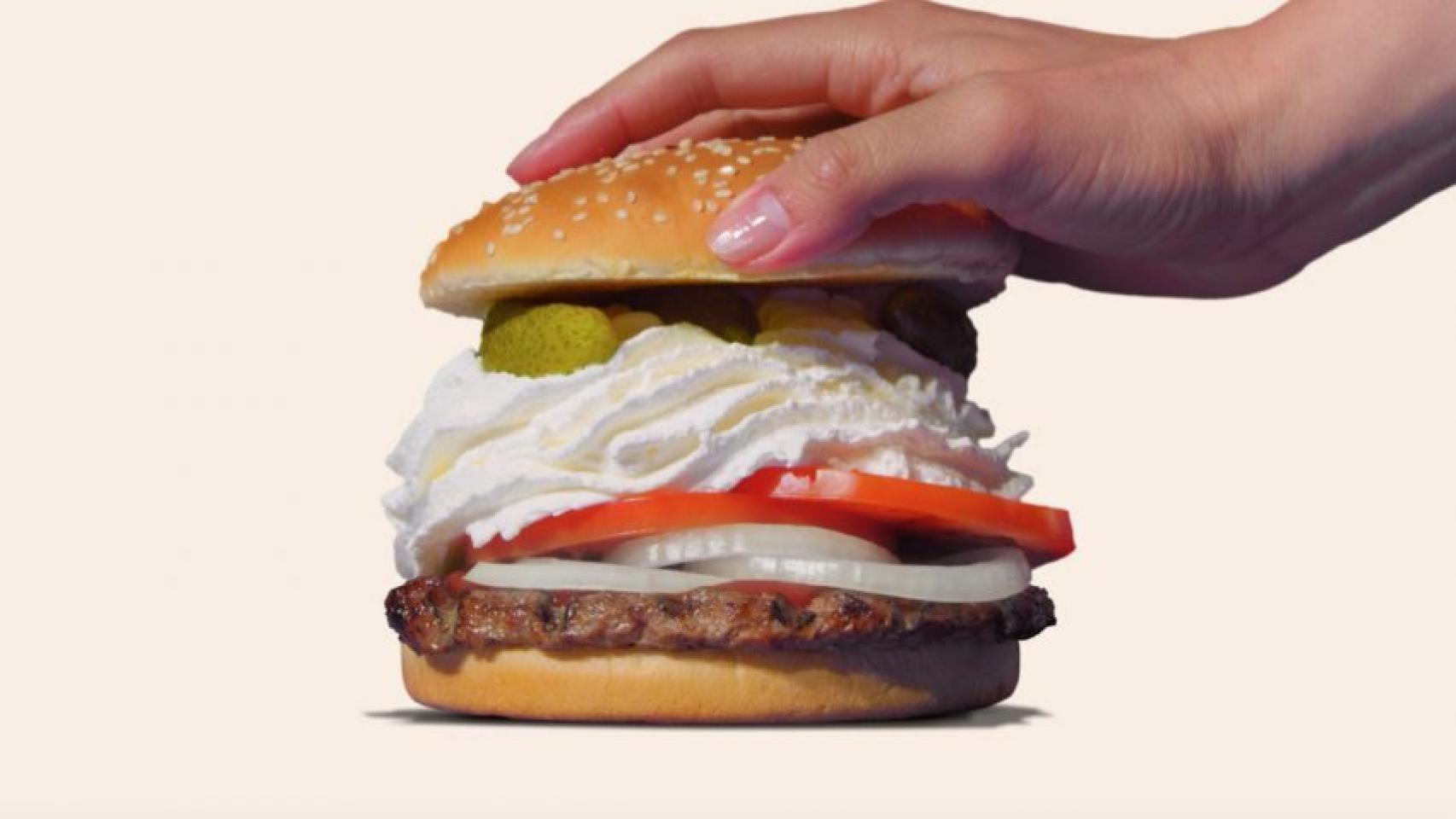 Una de las hamburguesas lleva nata montada en su interior.