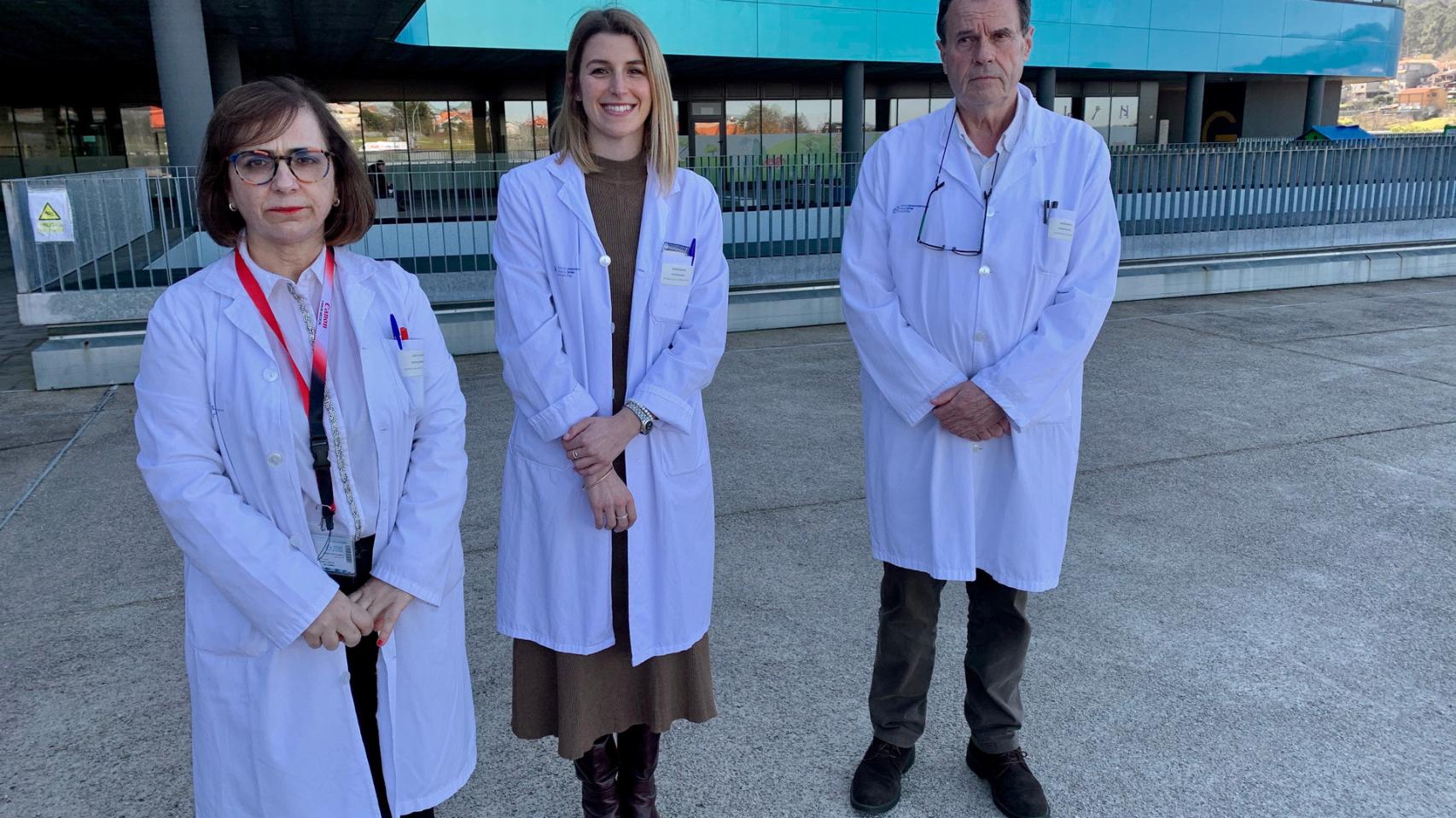 La investigadora Aymerch en él centro, entre los radiólogos Milagros Otero y Xan Vieito.