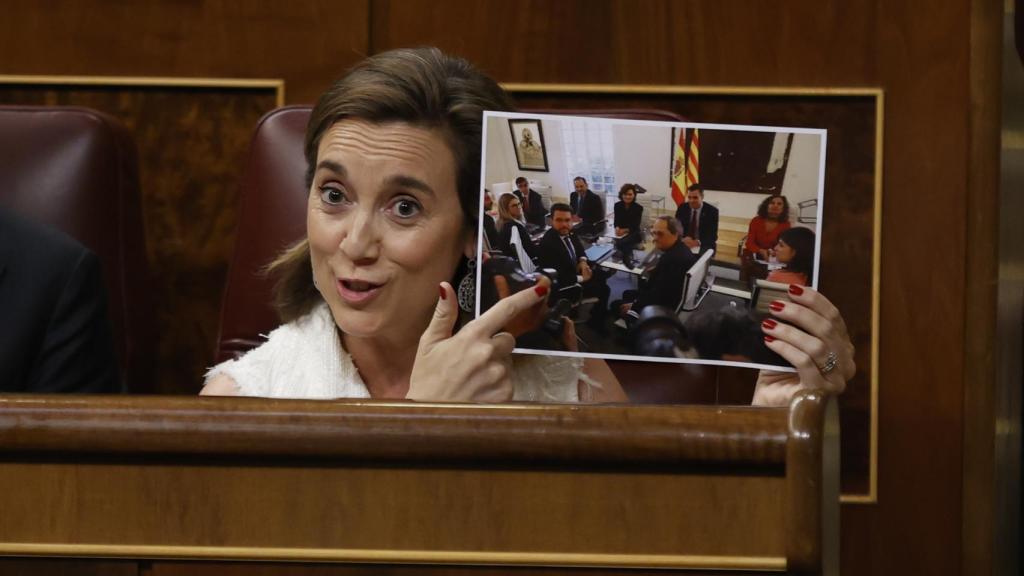 Cuca Gamarra exhibe una fotografía de Pedro Sánchez, reunido con Quim Torra y Pere Aragonès, en Moncloa.