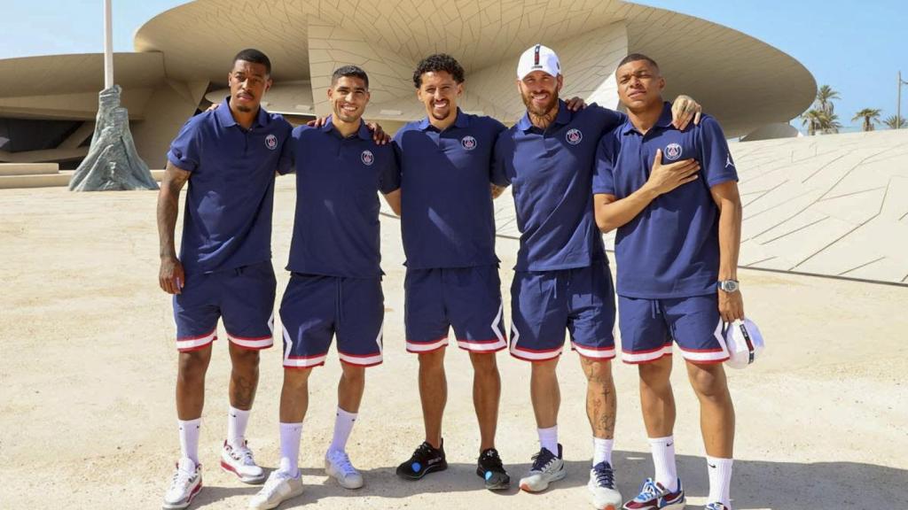 Mbappé se tapa la publicidad de su polo durante la gira del PSG por Qatar