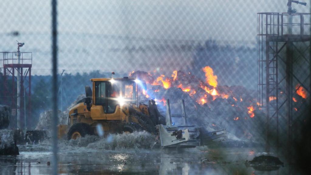 Incendio en la papelera DS-Smith de Dueñas (Palencia), el incendio ha afectado a la zona de almacenaje de papel para reciclar