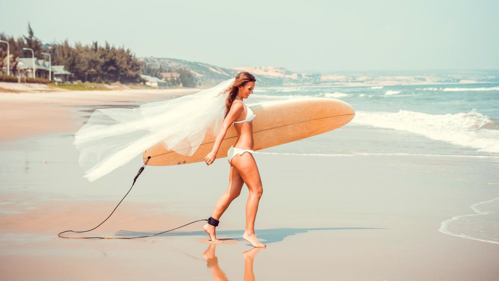 Una mujer en su despedida de soltera en la playa.