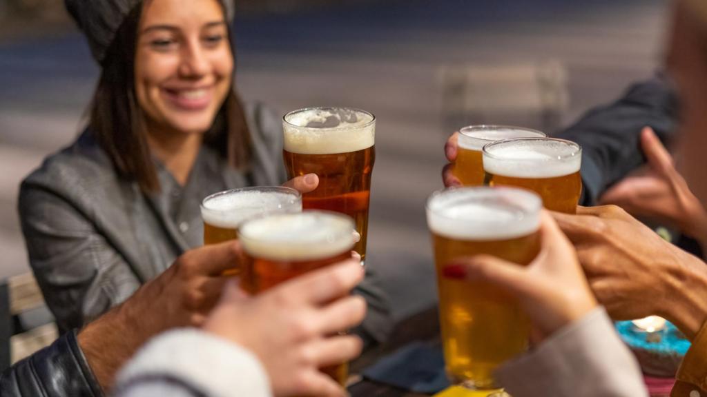 Muchas pintas de cerveza preparadas para un brindis de celebración