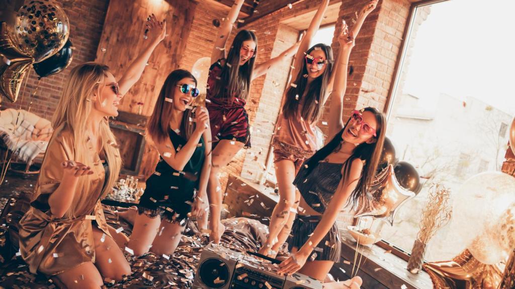 Un grupo de amigas en una casa de celebración.