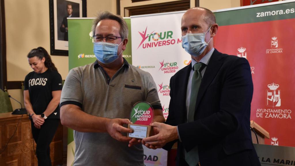 El delegado de Iberdrola en Castilla y León, Miguel Calvo, entrega al alcalde de Zamora el galardón conmemorativo por acoger el Tour en la ciudad