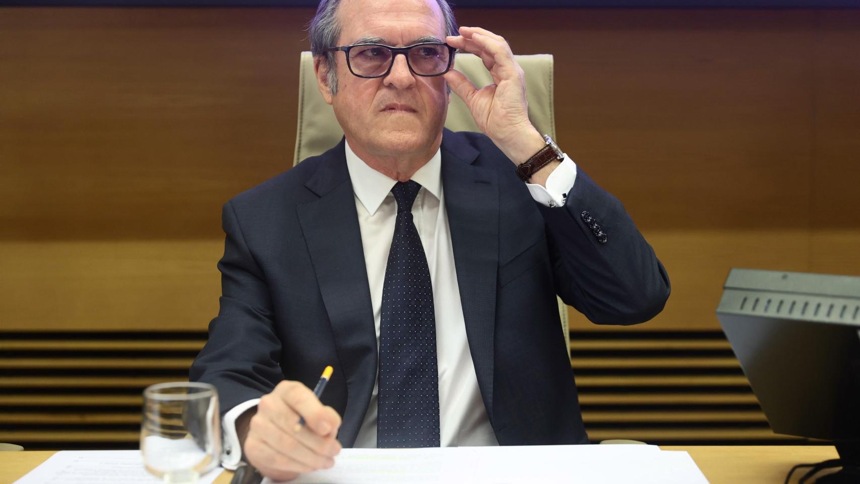 El Defensor del Pueblo, Ángel Gabilondo, a su llegada a una Comisión de Relaciones con el Defensor del Pueblo.