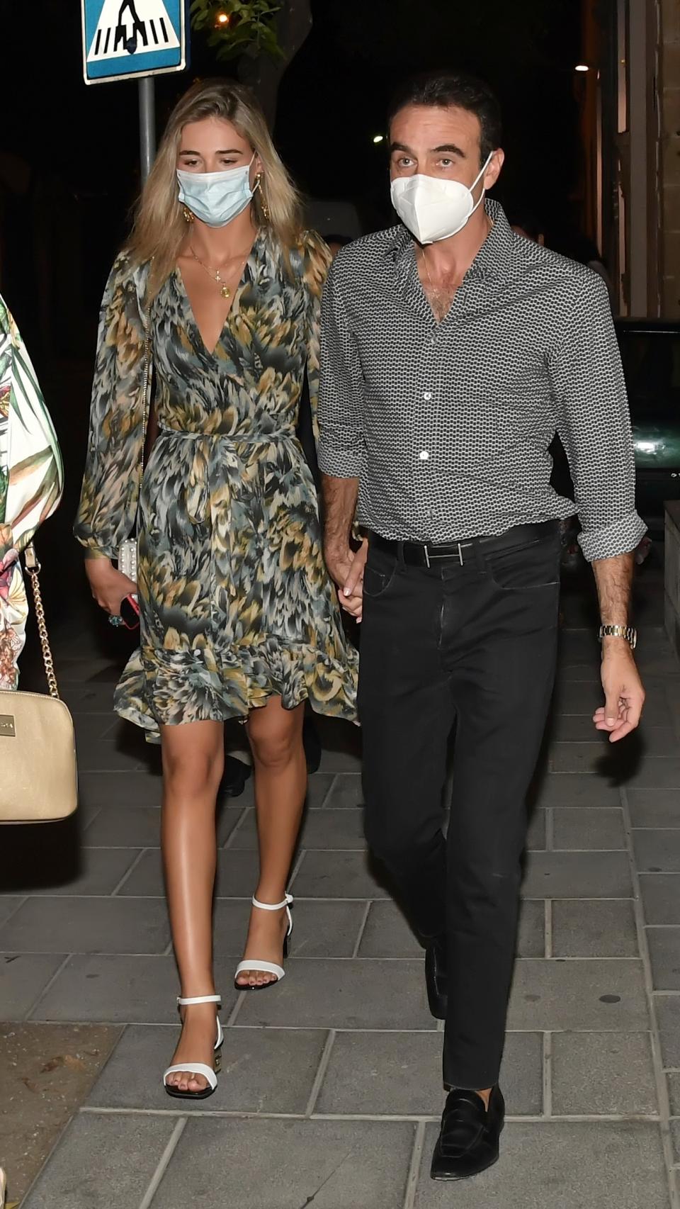 El torero Enrique Ponce y Ana Soria paseando por las calles de Almería.