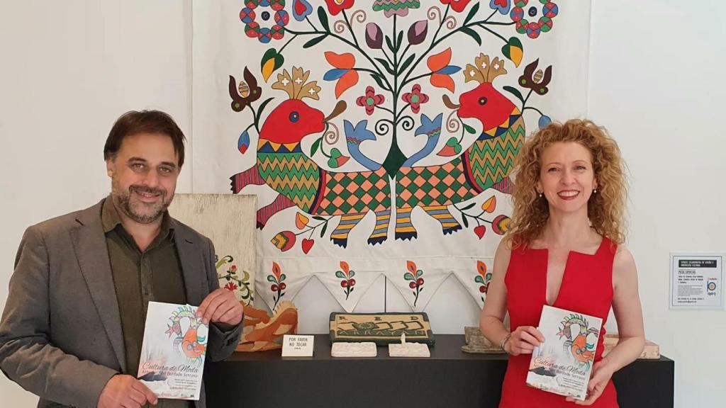 Una muestra del bordado serrano, con el concejal de Turismo la teniente de alcalde