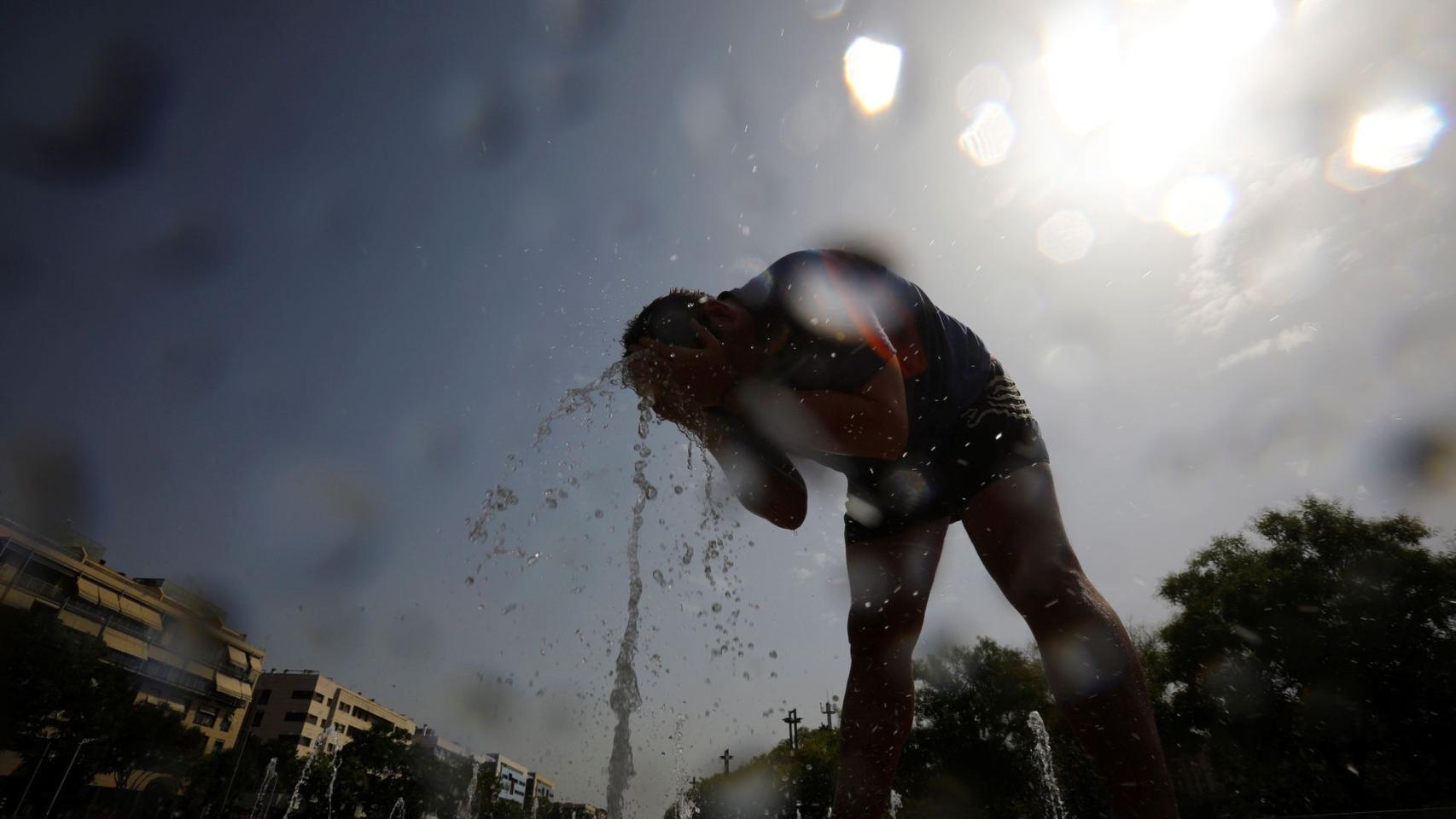 Un turista se refresca durante la ola de calor del pasado agosto en Córdoba.