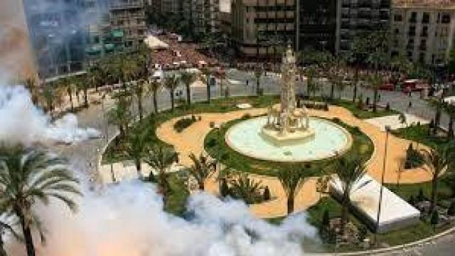 Las mascletàs en la plaza de Luceros en imagen de archivo.