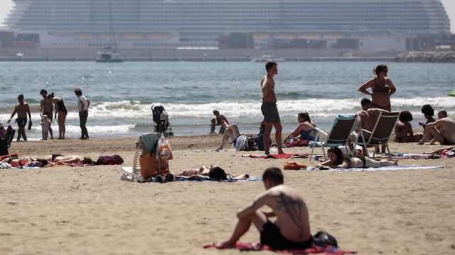 Playa de la Malvarrosa, en Valencia, hace una semana. Los cruceristas también tendrán que pagar el tributo.
