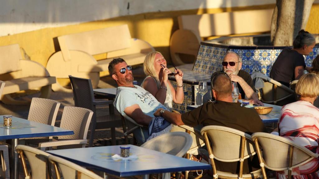 Extranjeros en una terraza de Benidorm, hace unas semanas.