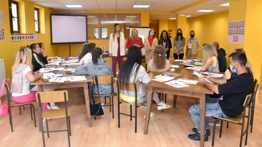 La delegada territorial, Yolanda de Gregorio, visita a los alumnos del aula de adultos
