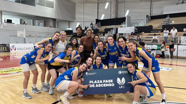 Plantilla de Ponce Ginemédica celebrando la clasificación