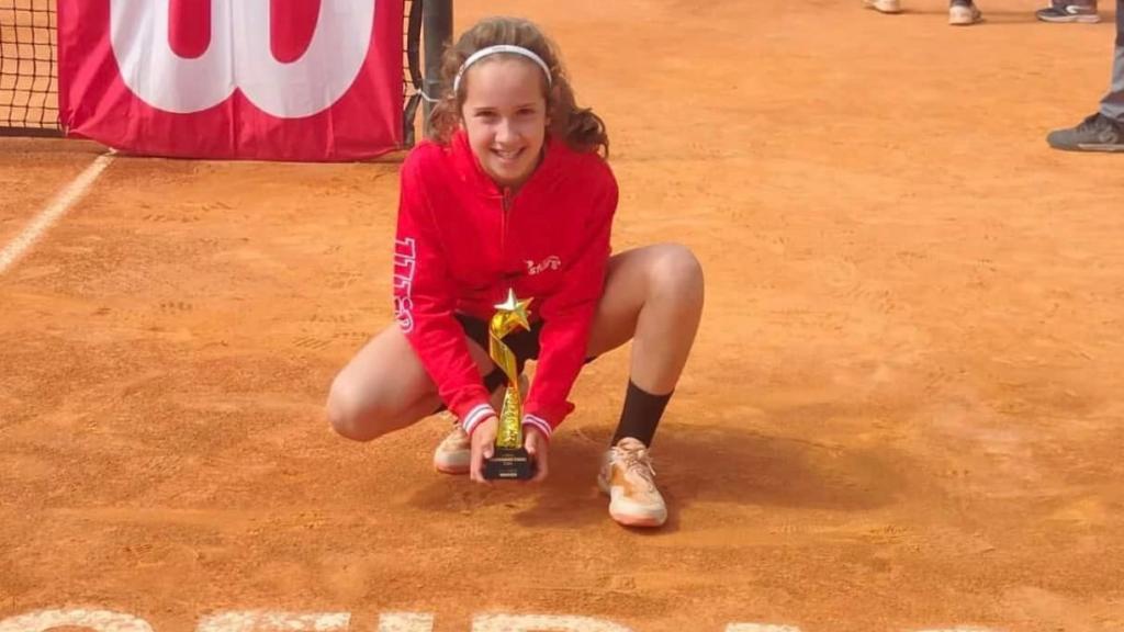 La vallisoletana Ainara García posa con el trofeo de campeona en Lisboa