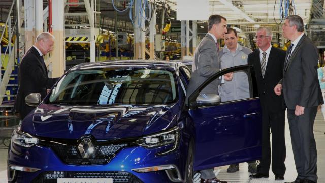 El rey Felipe VI, en una visita en 2016 a las instalaciones de la fábrica que Renault tiene en la localidad palentina de Villamuriel de Cerrato (Palencia)
