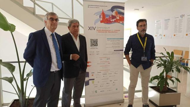 Los doctores Emilio Fonseca, Juan José Cruz y César Rodríguez, en el Centro de Investigación del Cáncer de Salamanca