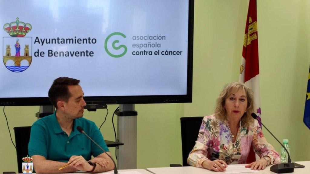 El alcalde de Benavente, Luciano Huerga y la presidenta de la Asociación, Carmen Prieto