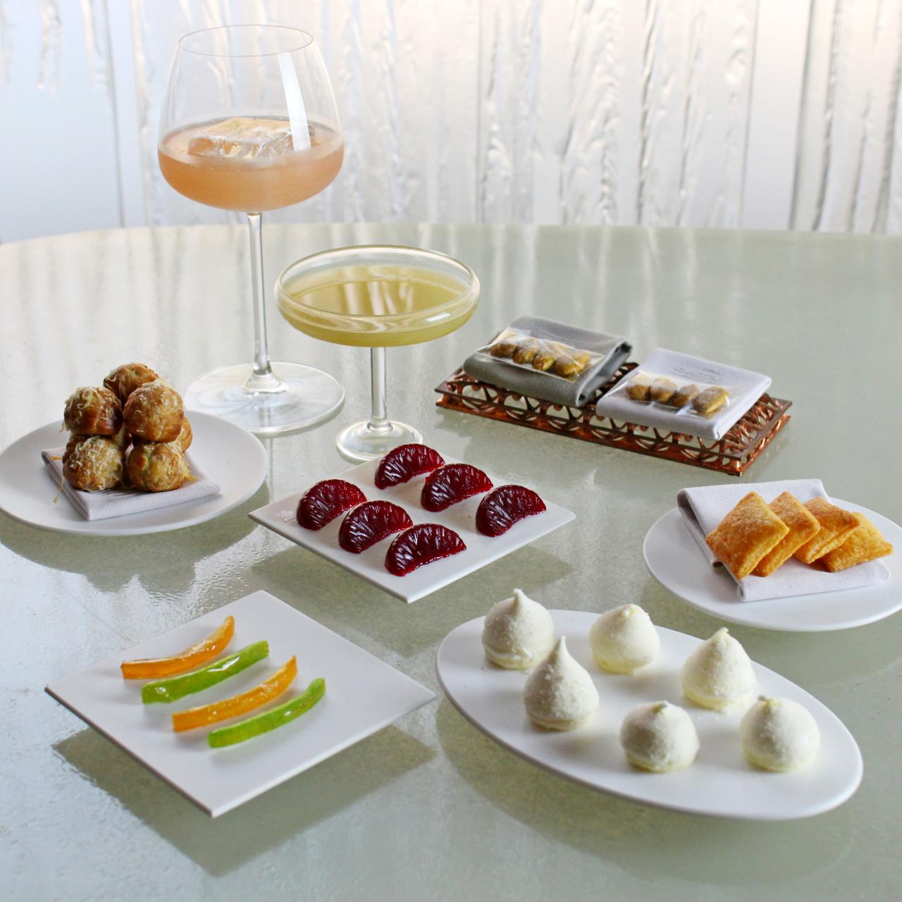 Bodegón de cocktails y snacks